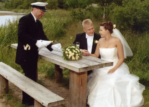Chaufføren skænker champagne for brudeparret