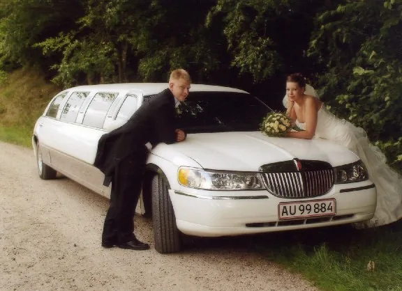 Brudepar ved den hvide limousine