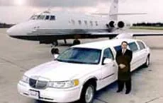Limousine og chauffør ved et privatfly